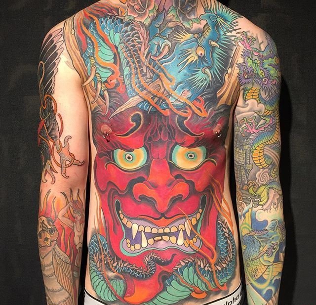 肚子上大骷髅头骨满胸大鸟纹身图案