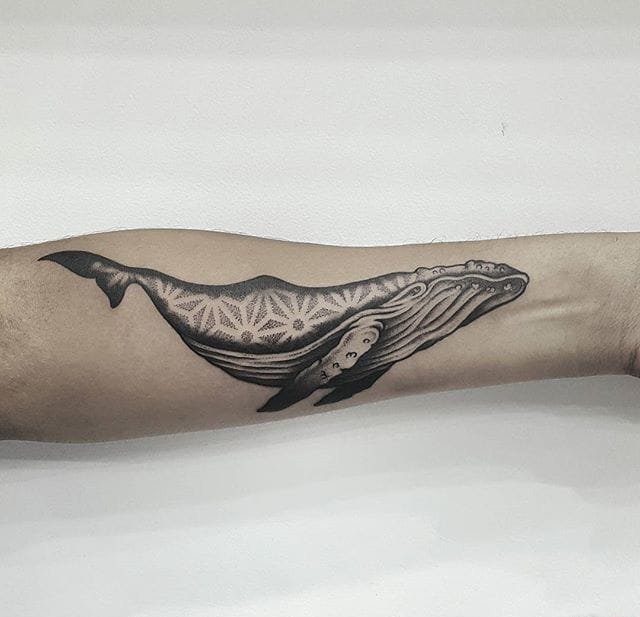 男子侧肋上的带着夜景图案的鲸鱼纹身图案