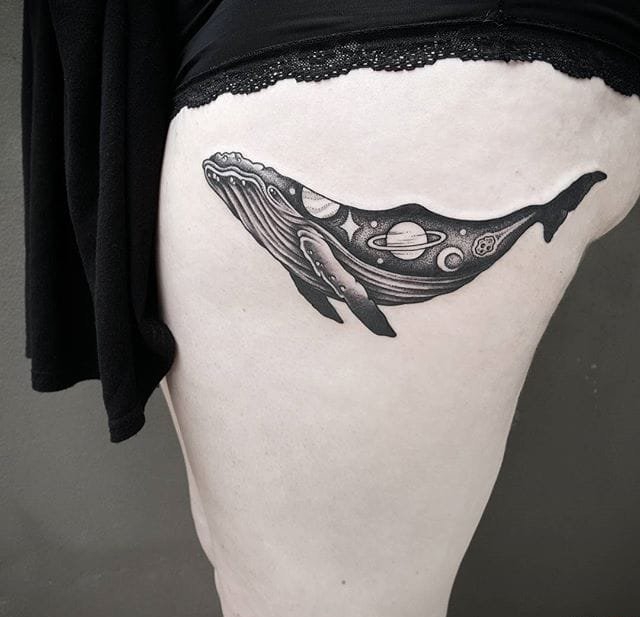 男子侧肋上的带着夜景图案的鲸鱼纹身图案