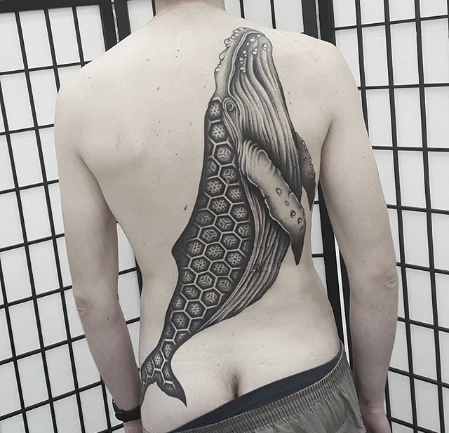 男子侧肋上的带着夜景图案的鲸鱼纹身图案