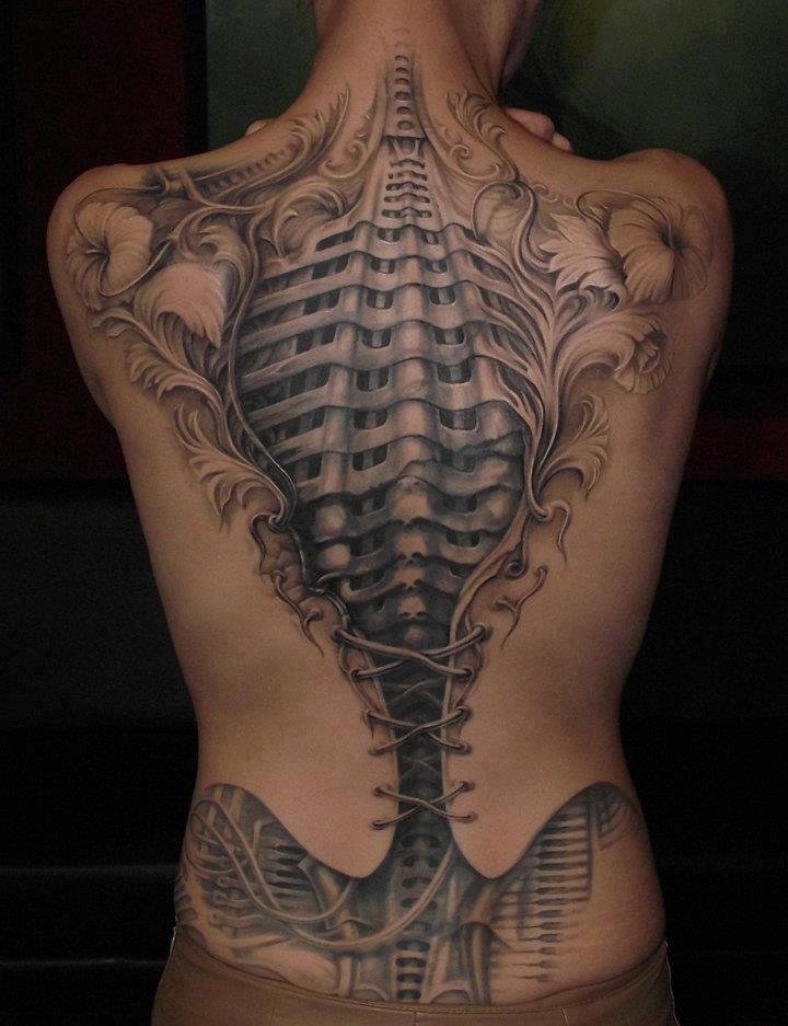 背上的皮就像是拉链拉开露出骨头一样的3D纹身图案