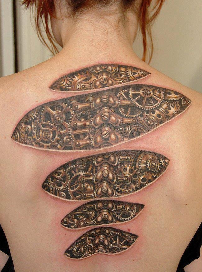 背上的皮就像是拉链拉开露出骨头一样的3D纹身图案