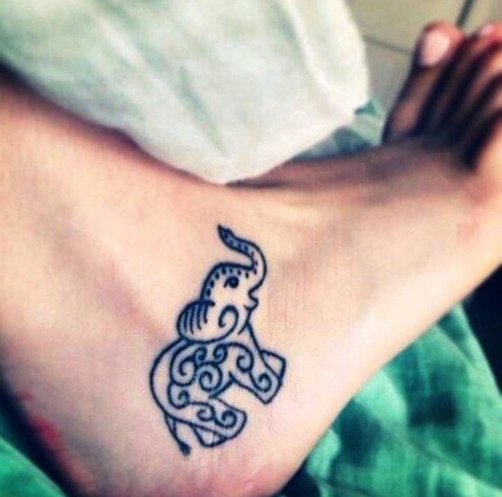 大臂膀上的越真实的象纹身图案