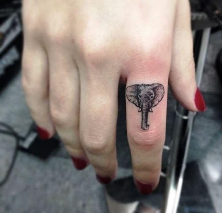 大臂膀上的越真实的象纹身图案