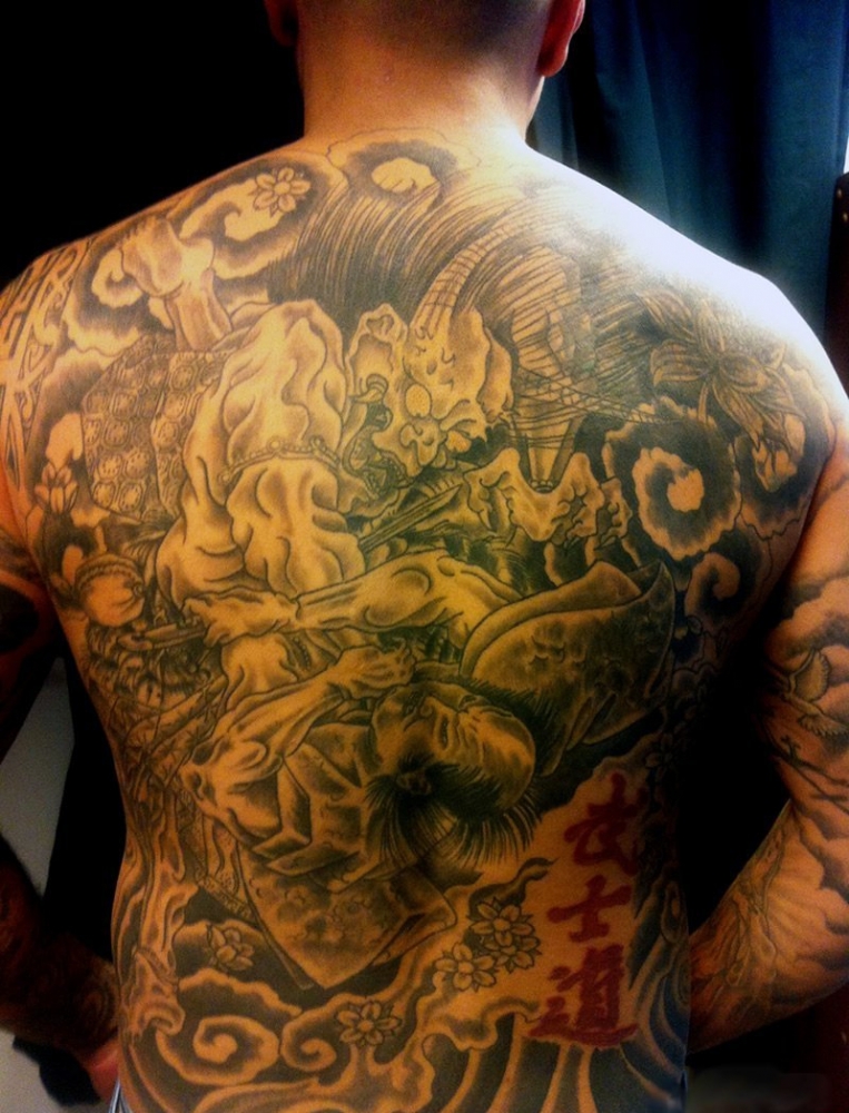 男子满背武士道纹身图案