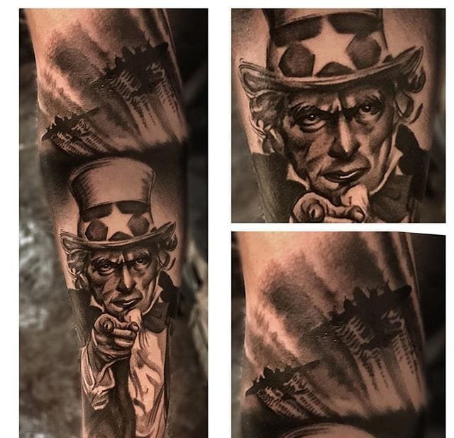 大腿上一把很真实的枪纹身图案