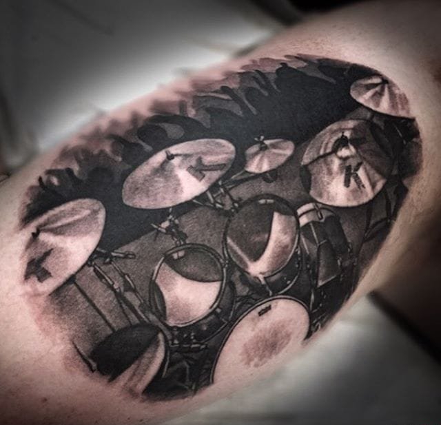 大腿上一把很真实的枪纹身图案