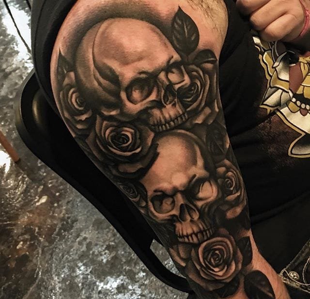 大腿上一把很真实的枪纹身图案