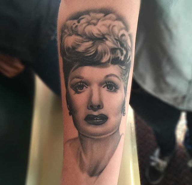 大腿上一把很真实的枪纹身图案