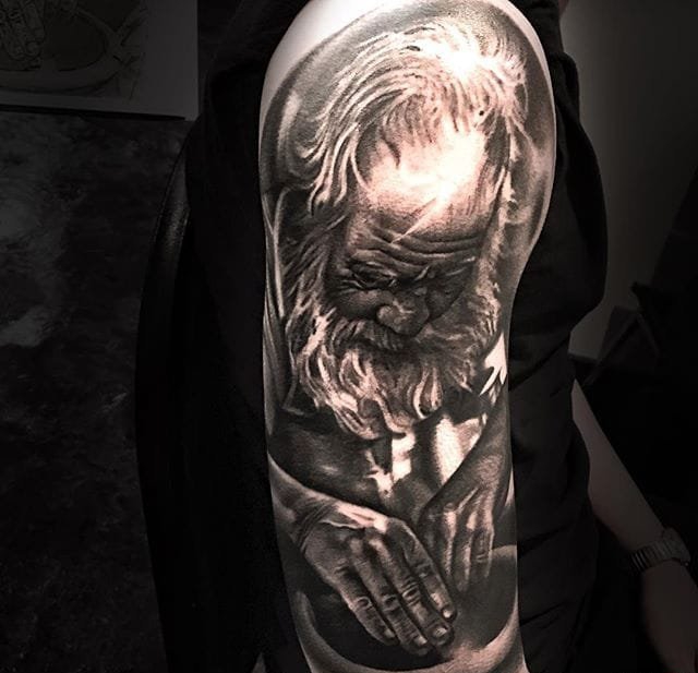 大腿上一把很真实的枪纹身图案