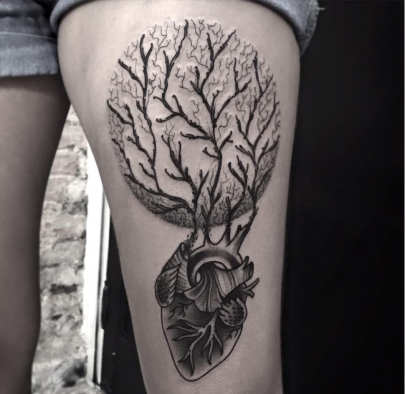 男子手臂上拿着剑的邪恶的美人鱼纹身图案