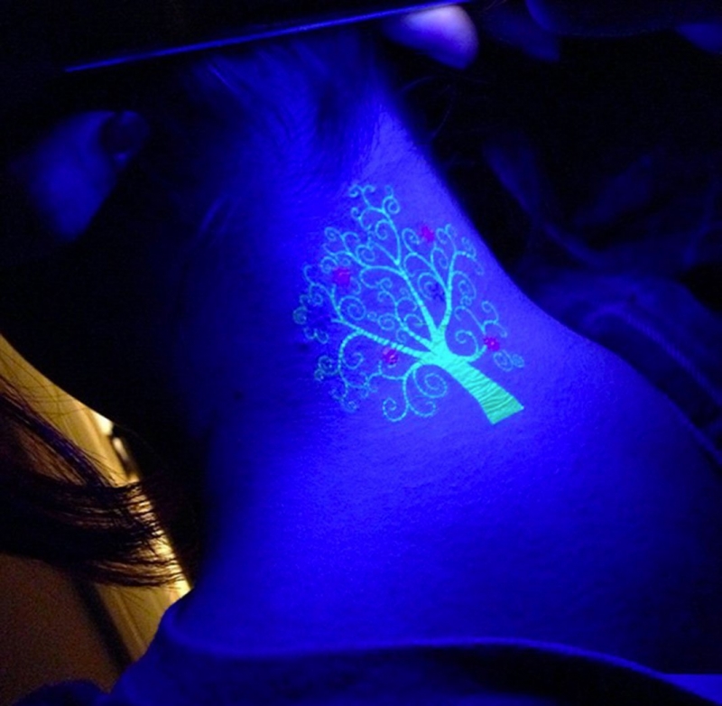 背后上隐形月夜下的恶魔纹身图案