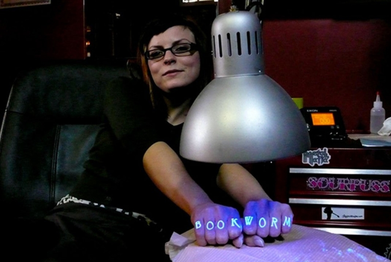 背后上隐形月夜下的恶魔纹身图案