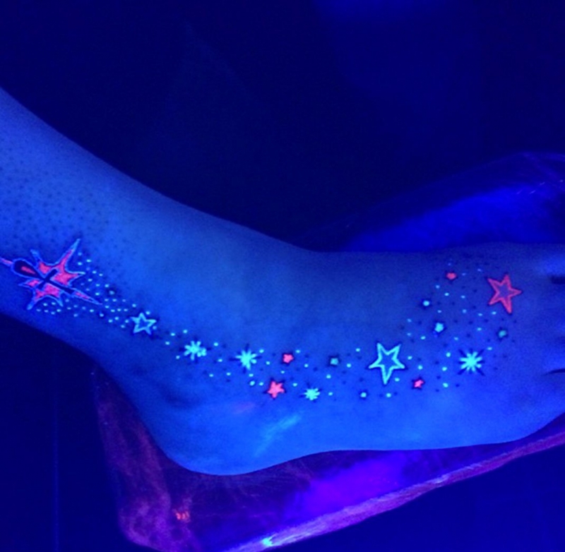 背后上隐形月夜下的恶魔纹身图案