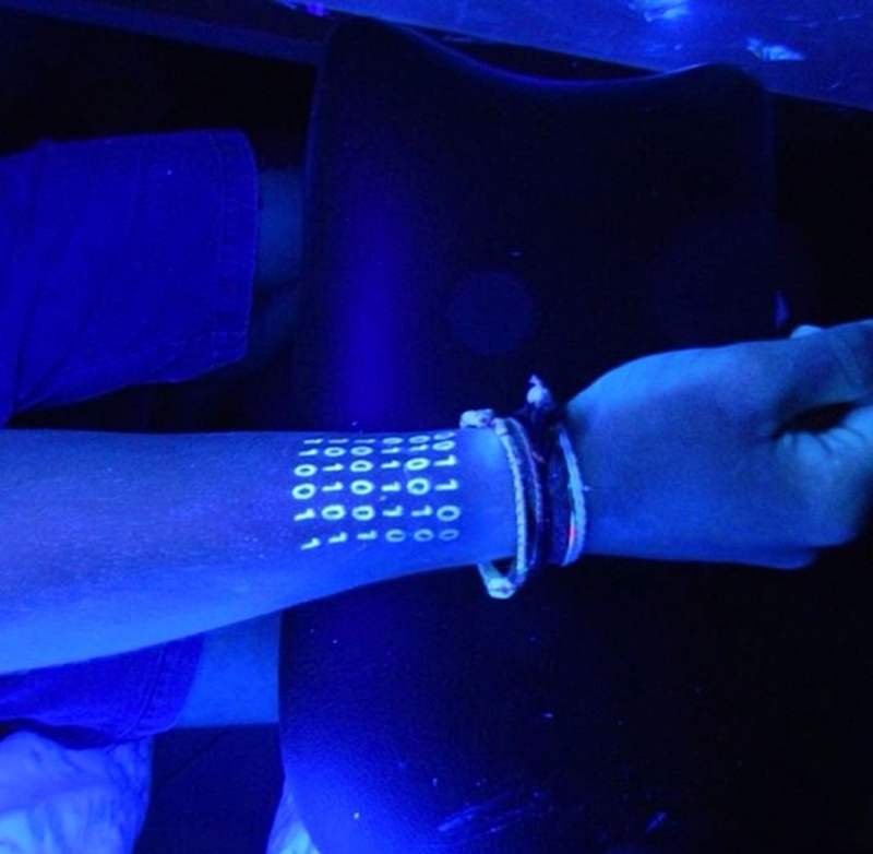 背后上隐形月夜下的恶魔纹身图案