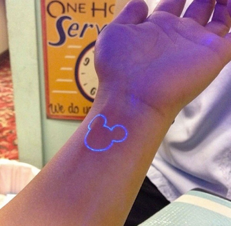 背后上隐形月夜下的恶魔纹身图案