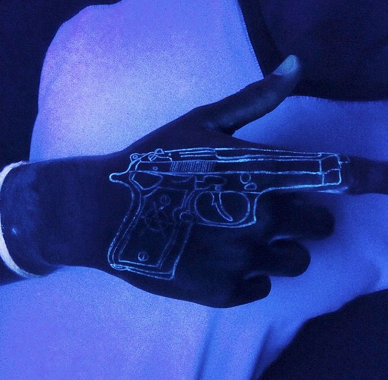 背后上隐形月夜下的恶魔纹身图案