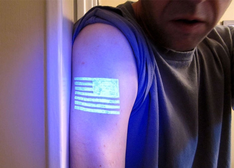 背后上隐形月夜下的恶魔纹身图案