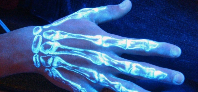 背后上隐形月夜下的恶魔纹身图案