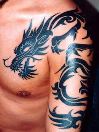 男子左手臂肩膀上的过肩龙纹身图案