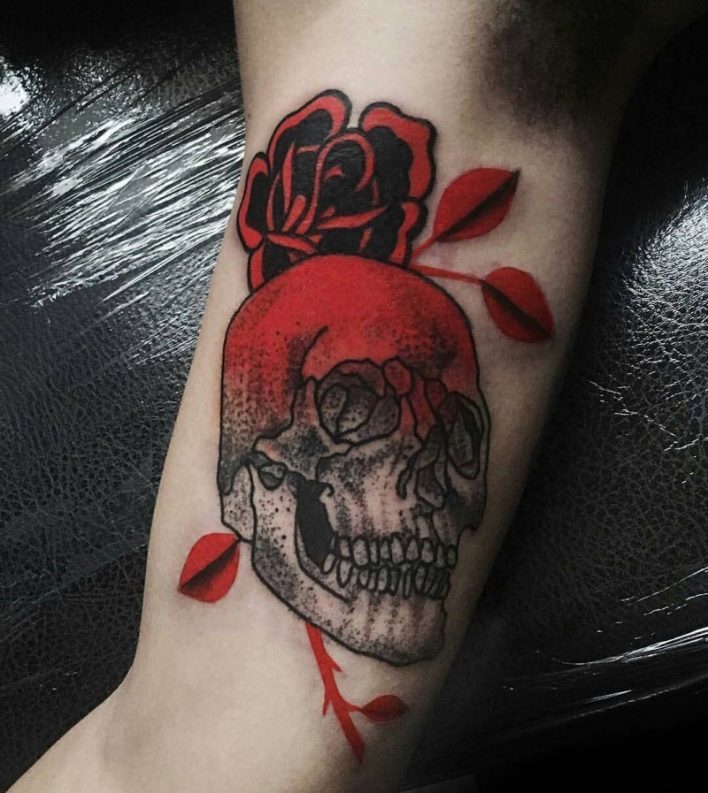 手臂上的红玫瑰骷髅纹身图案
