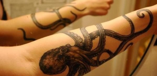 手臂上现实主义黑灰色章鱼纹身图案