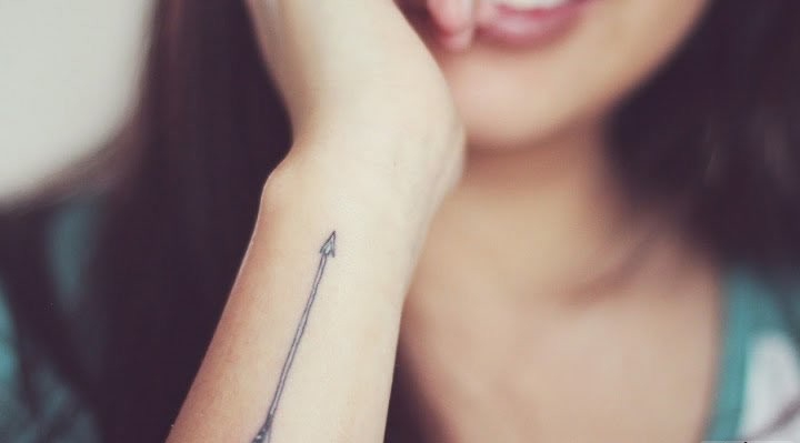 一组时尚可爱的箭纹身