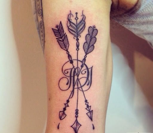 一组时尚可爱的箭纹身