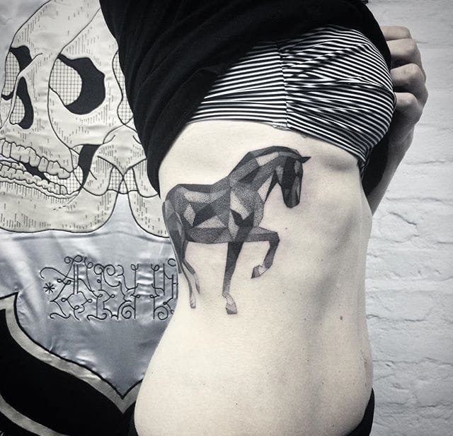 大腿上的船方向轮纹身图案