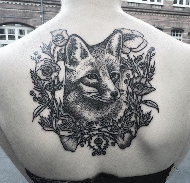 大腿上的船方向轮纹身图案