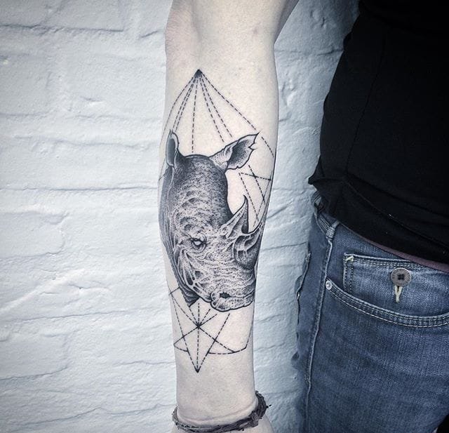 大腿上的船方向轮纹身图案