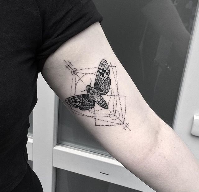 大腿上的船方向轮纹身图案