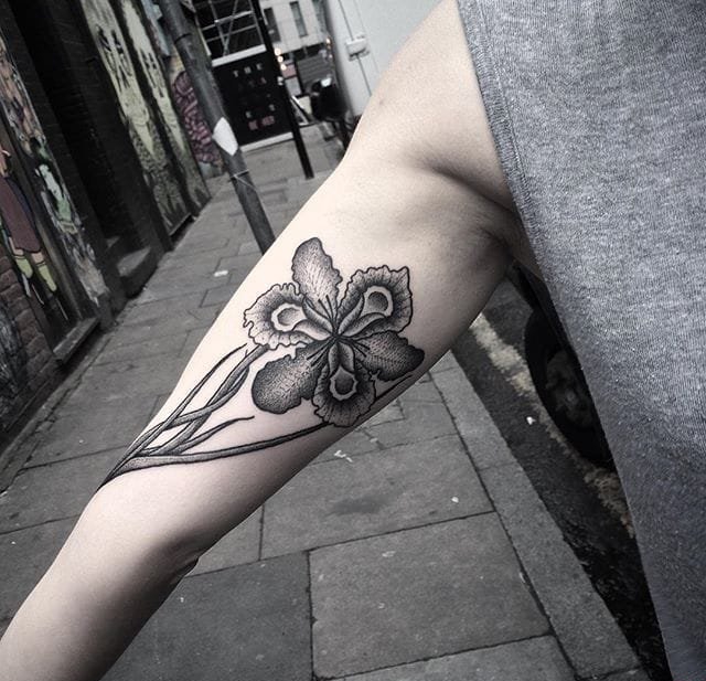 大腿上的船方向轮纹身图案