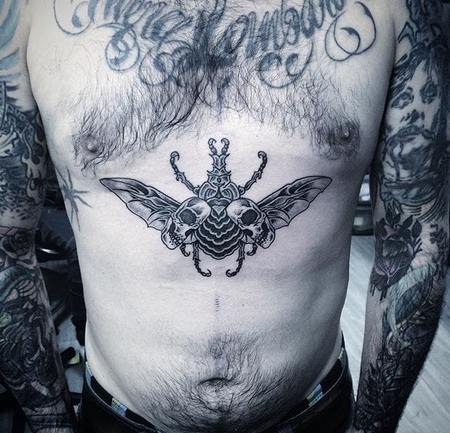 大腿上的船方向轮纹身图案