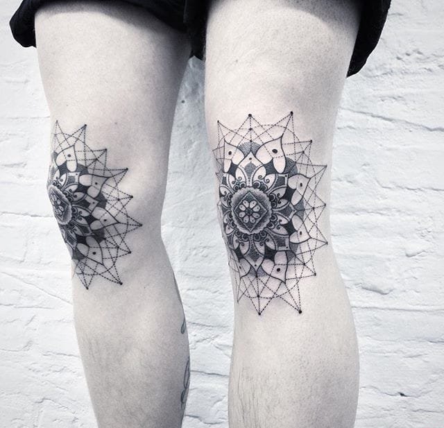 大腿上的船方向轮纹身图案