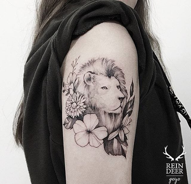 肚子上的细线植物和山羊纹身图案