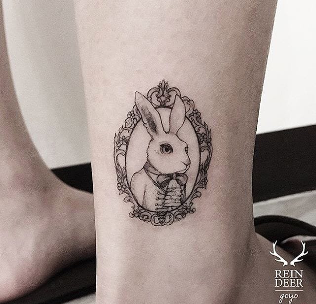 肚子上的细线植物和山羊纹身图案