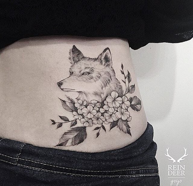 肚子上的细线植物和山羊纹身图案