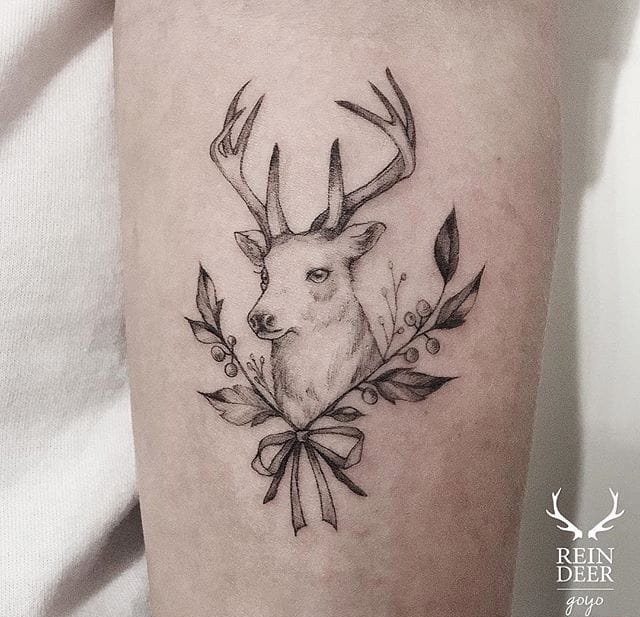 肚子上的细线植物和山羊纹身图案