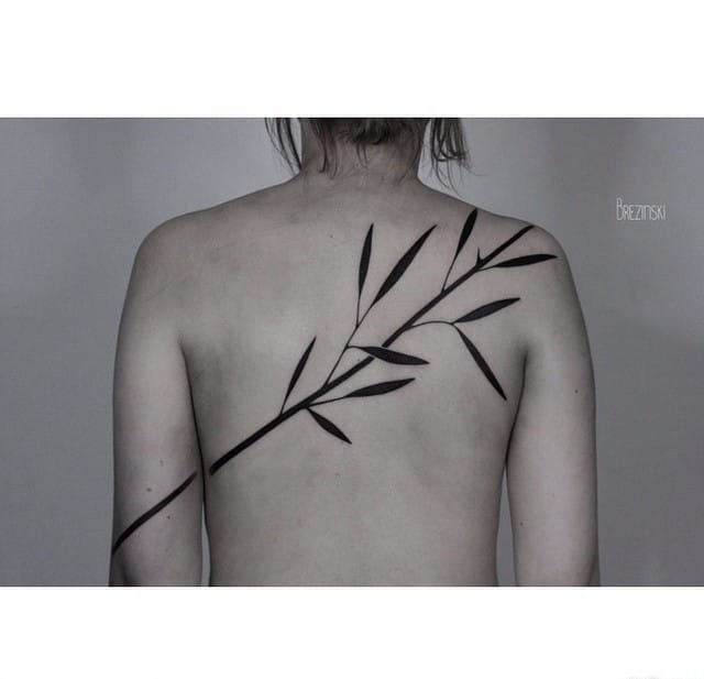 黑色破烂了的树叶纹身图片