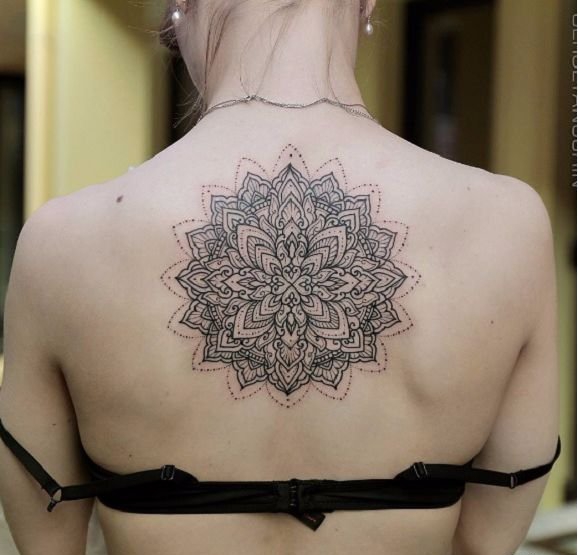 看起来很迷人的女性线条纹身图案