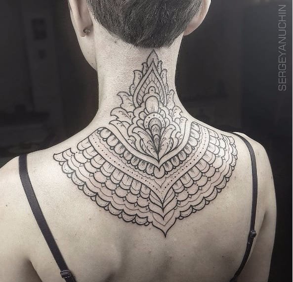 看起来很迷人的女性线条纹身图案