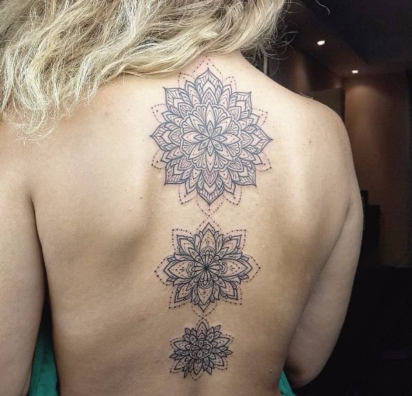 看起来很迷人的女性线条纹身图案