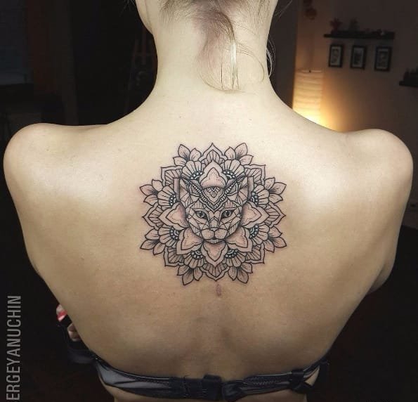 看起来很迷人的女性线条纹身图案