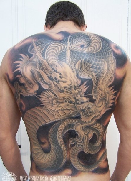 男性满背龙纹身图案