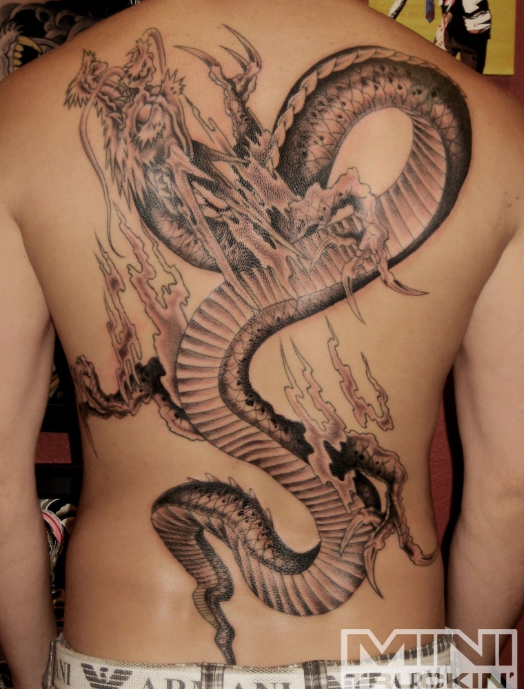 男性满背龙纹身图案