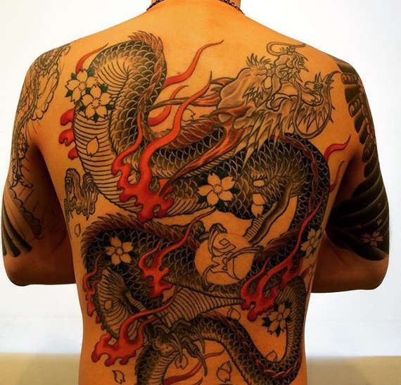 男性满背龙纹身图案