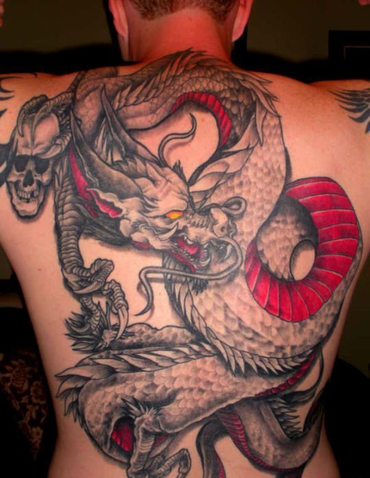 男性满背龙纹身图案