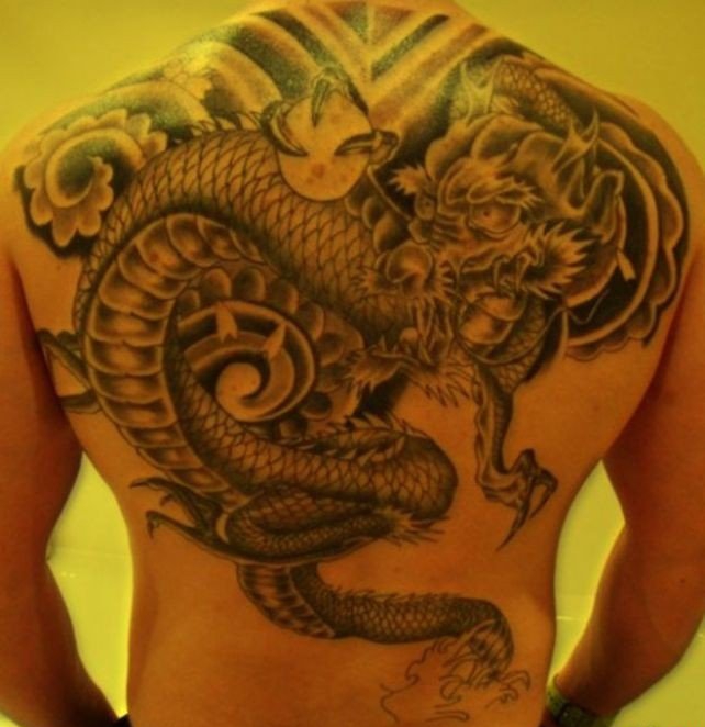 男性满背龙纹身图案