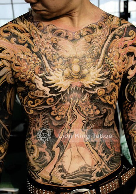 男子满身龙纹身图案